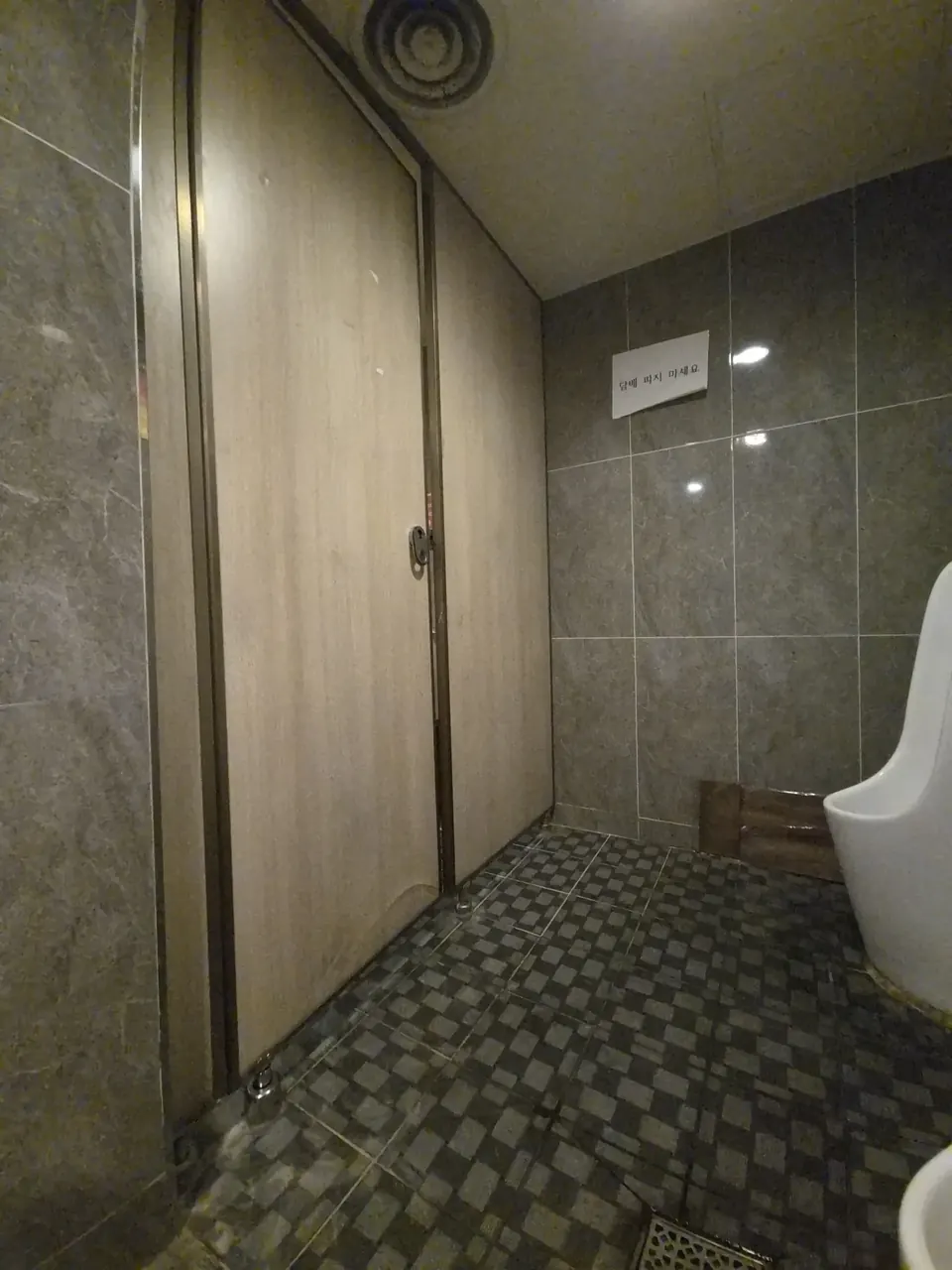 상가화장실큐비클 패널과 문틀이 이어진 상가 화장실 칸막이 구조