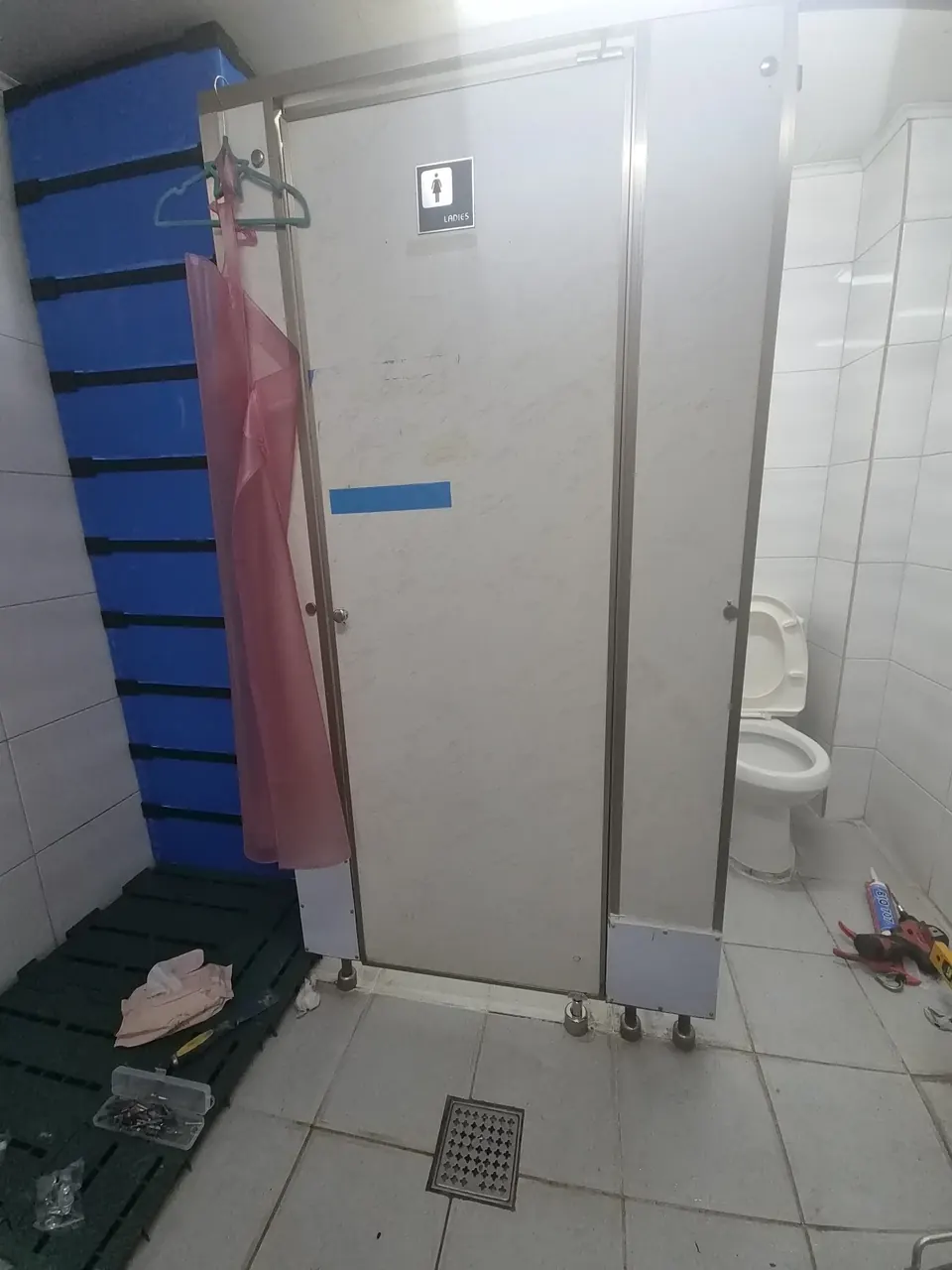 상가화장실큐비클 공구와 함께 문짝 설치를 진행하는 화장실 칸막이