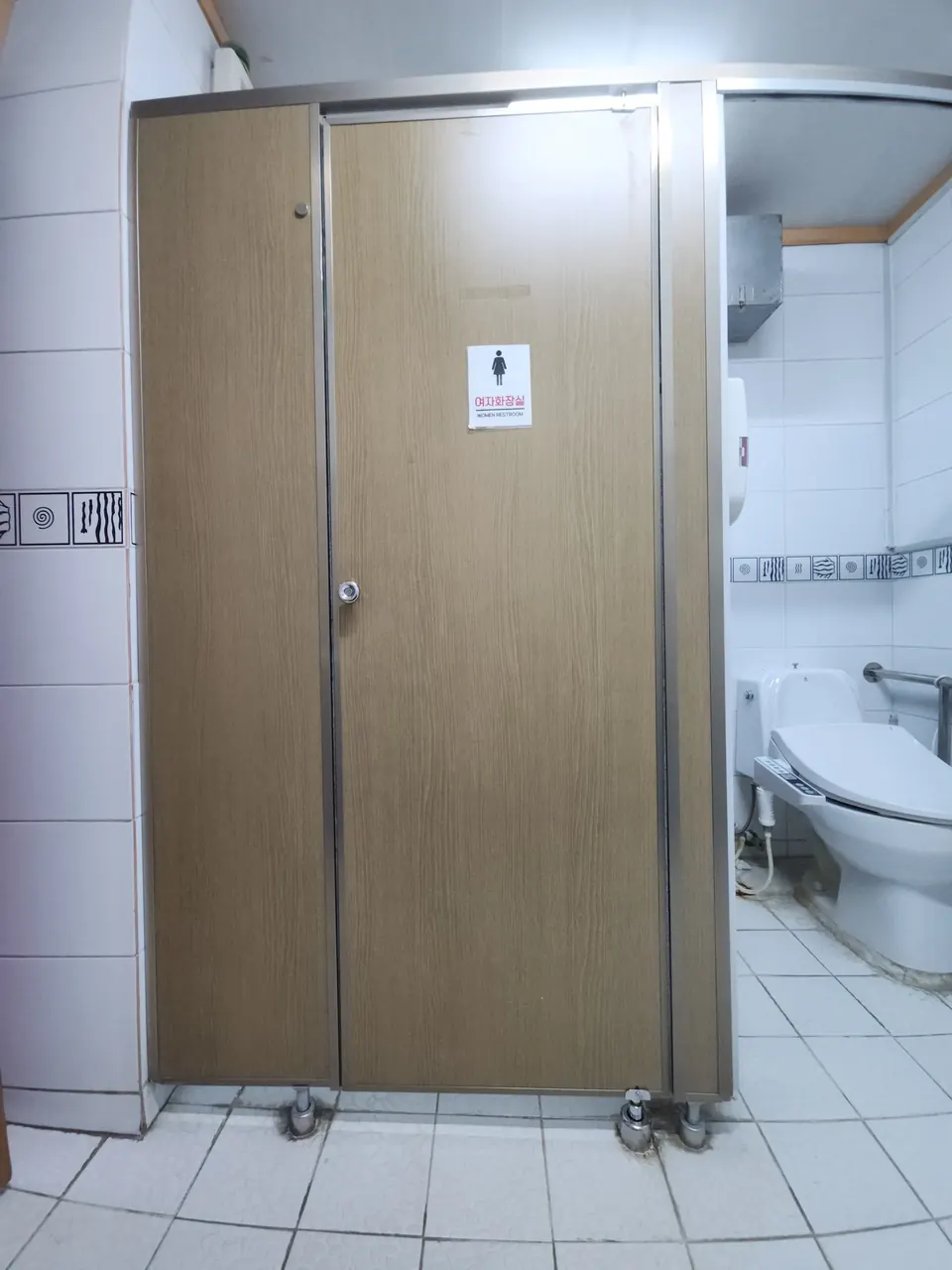 상가화장실큐비클 상가 화장실 칸막이 시공 상담 안내 배너 사진