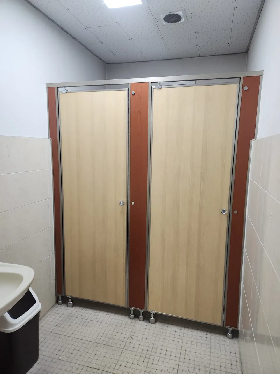 상가화장실큐비클문의 상담을 거쳐 문짝이 나란히 설치된 상가 화장실