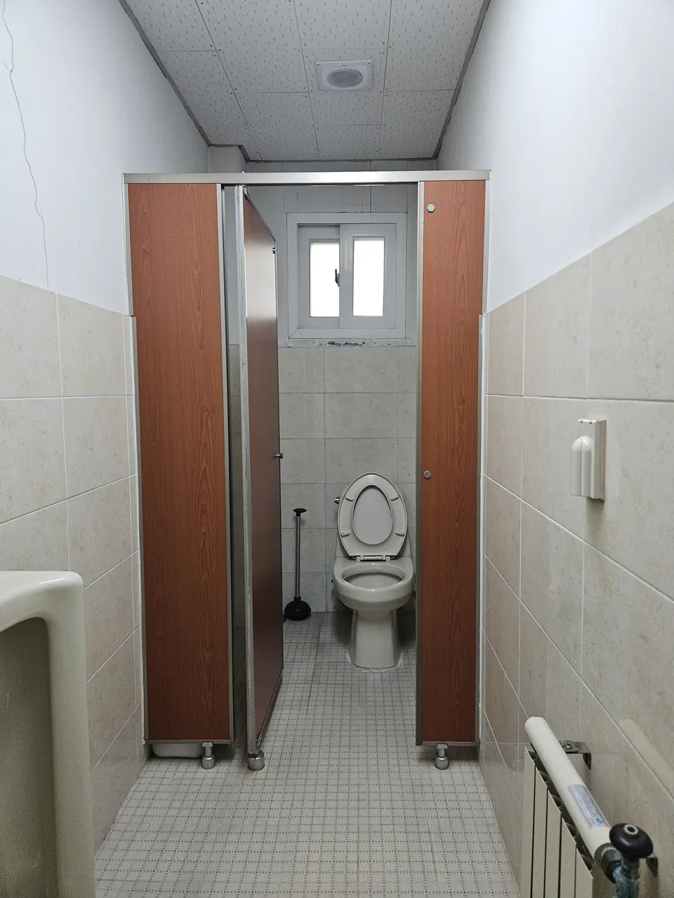 화장실큐비클문짝교체 교체를 마치고 문이 열려 있는 빌딩 화장실 칸막이