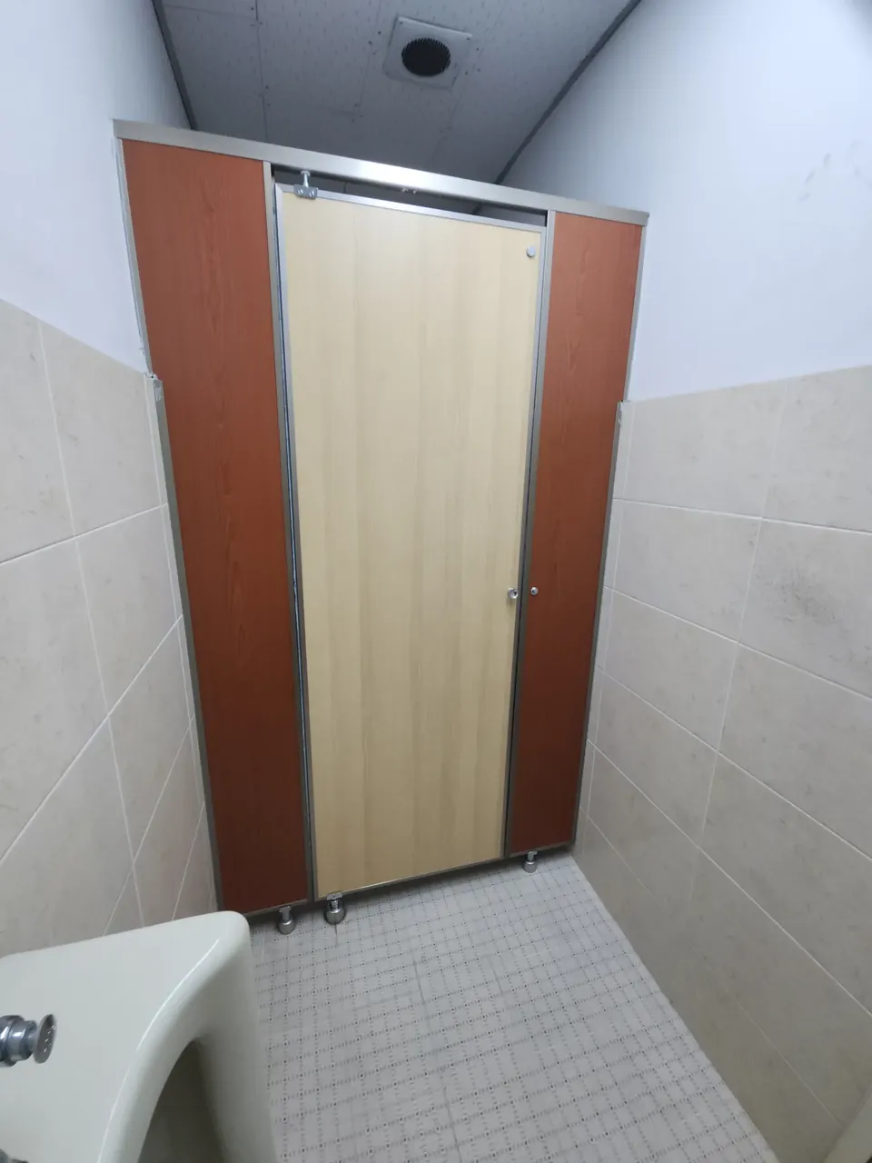 상가화장실큐비클 새 문짝이 달린 빌딩 화장실 칸막이