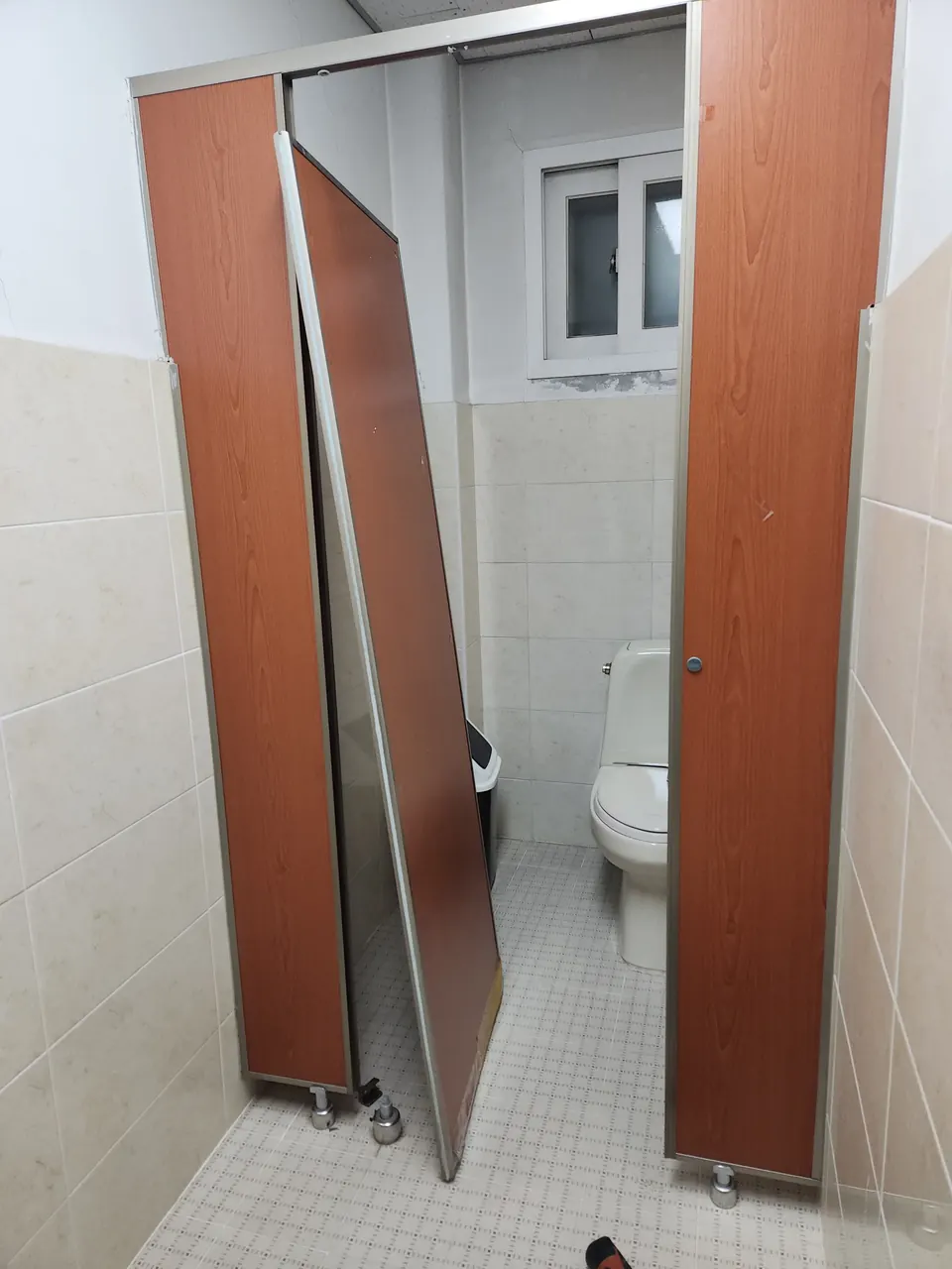 화장실큐비클문짝교체 문짝을 분리한 뒤 새 문 장착을 준비하는 현장