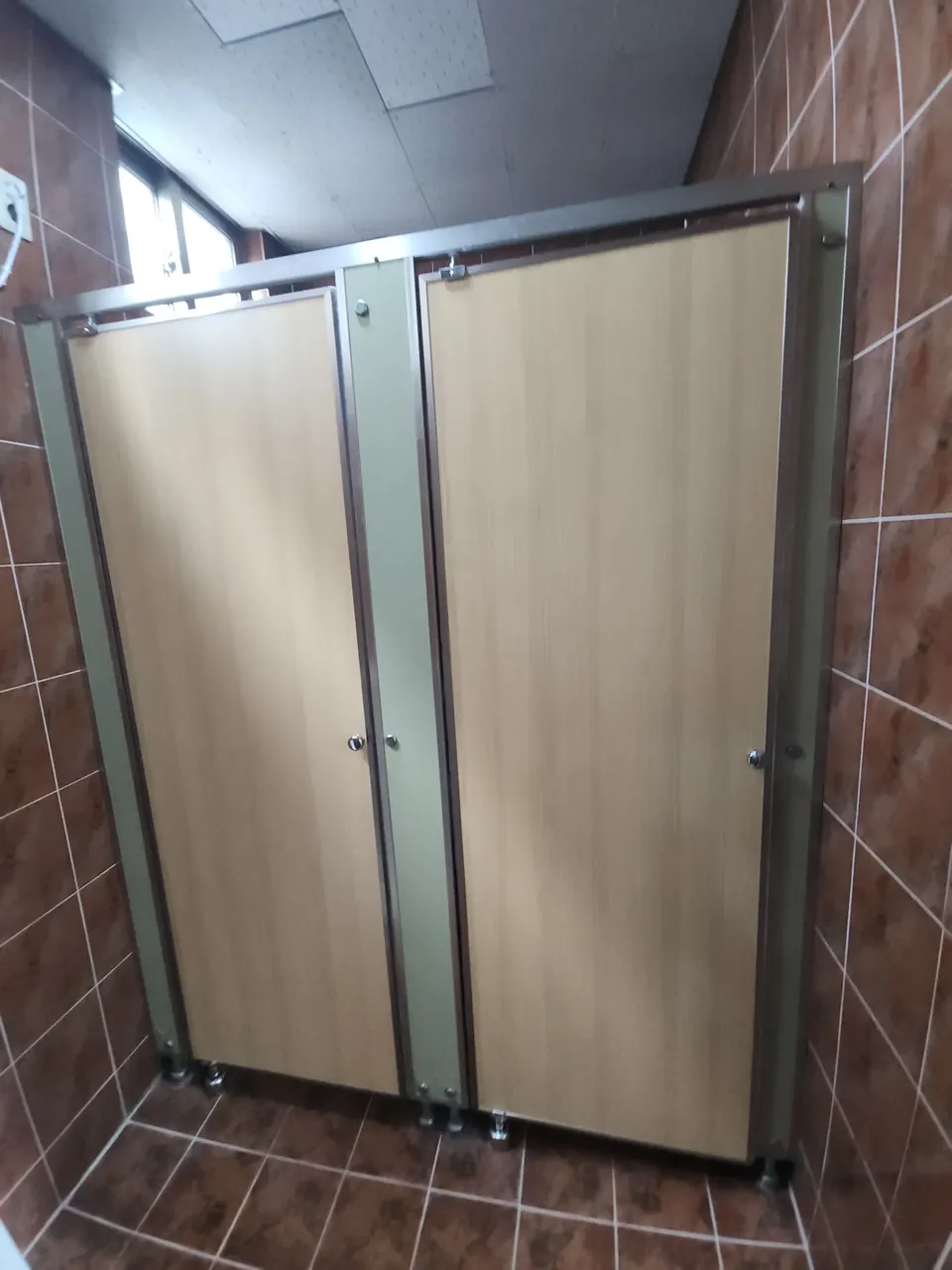 상가화장실큐비클 문 두 짝이 설치된 빌딩 화장실 칸막이 전면