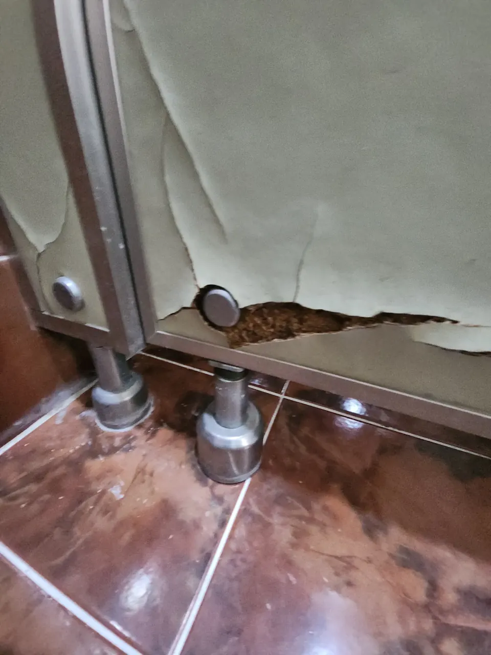 화장실큐비클깨진판교체 패널 하단 표면이 들떠 벗겨진 교체 전 상태