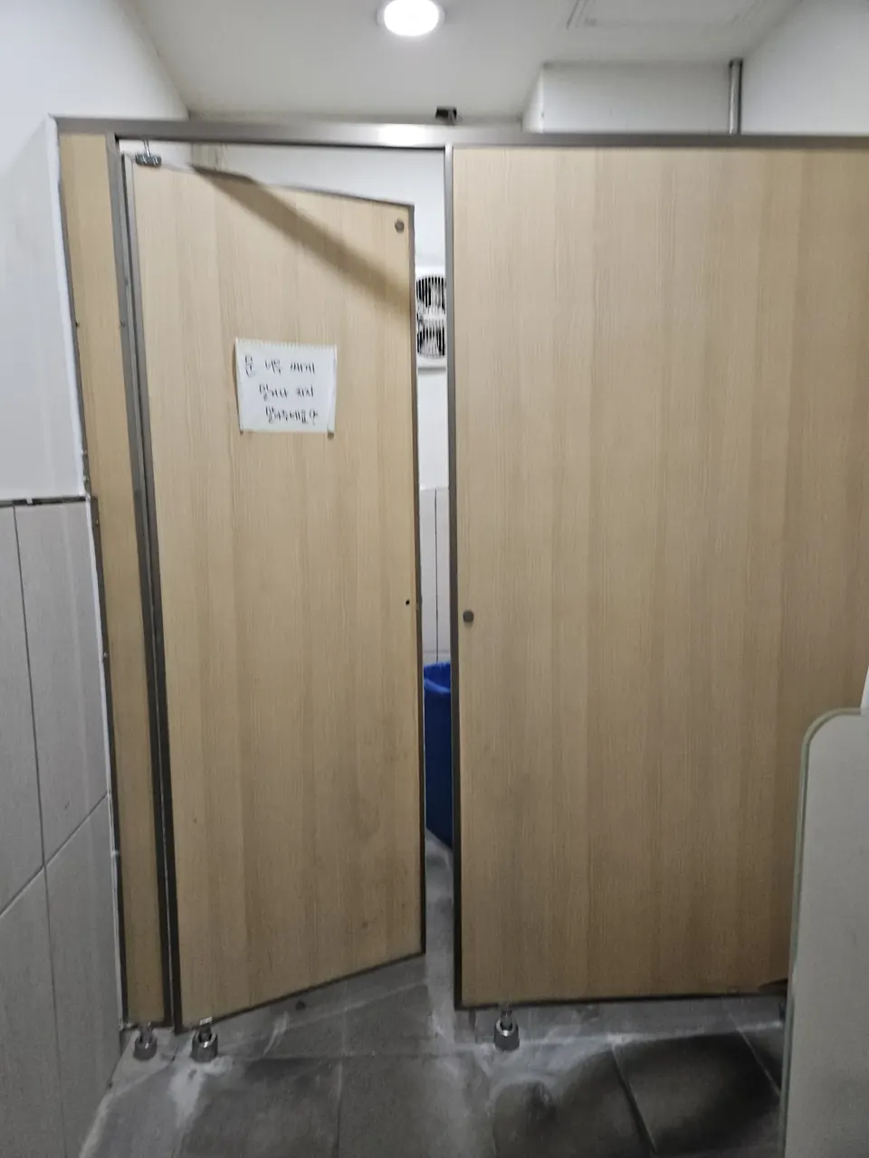 화장실큐비클깨진판교체 문을 열어 판 상태를 점검하는 상가 화장실 칸막이