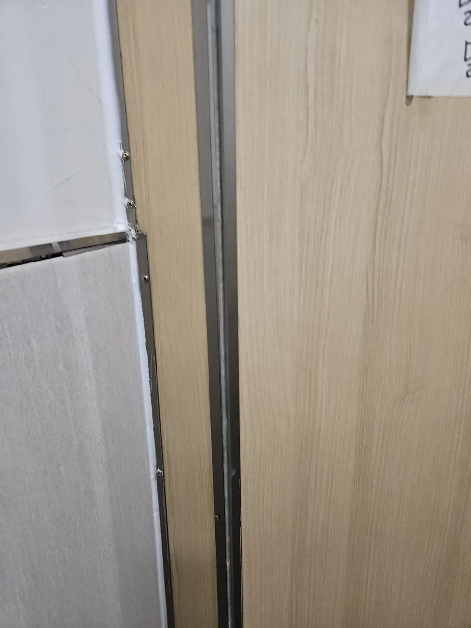 화장실큐비클문틀보수 문과 패널이 만나는 모서리 부위
