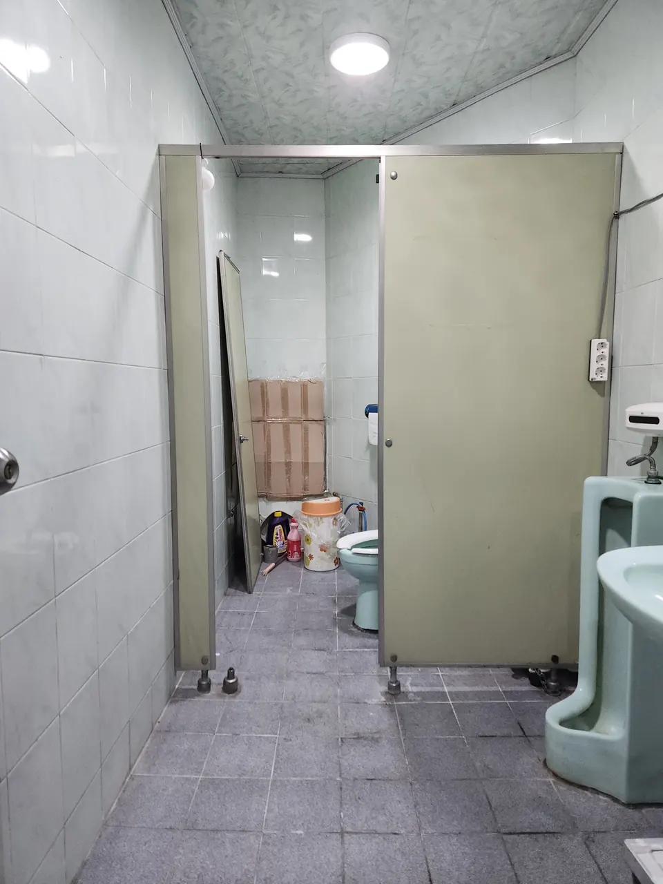 상가화장실큐비클문의 문이 열린 상태가 보이는 화장실 칸막이 사진 예시