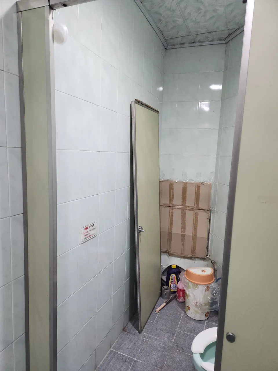 화장실큐비클문짝교체 문이 열린 채 기울어진 상가 화장실 칸막이 점검 사진