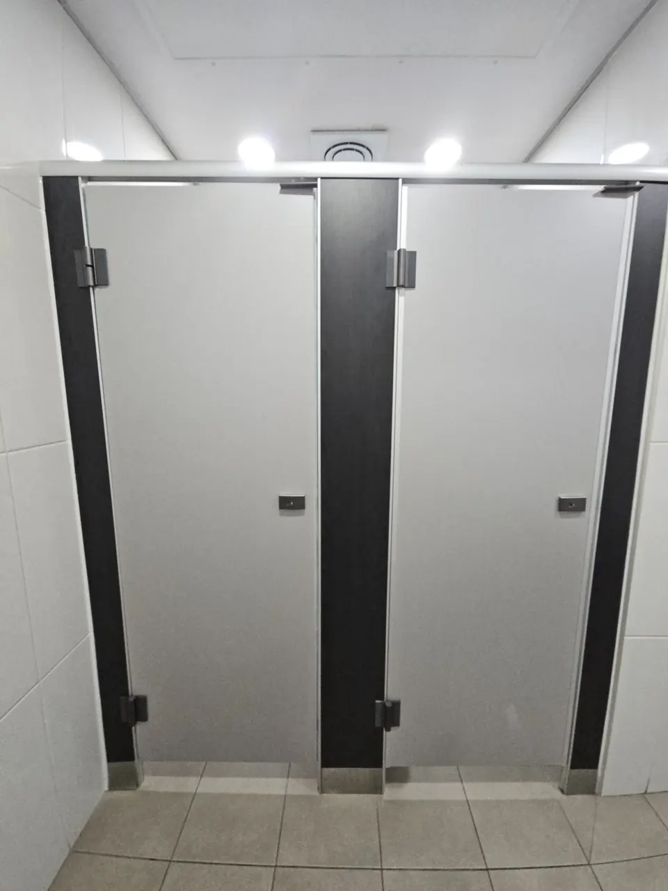 상가화장실큐비클 두 칸 문이 반듯하게 정렬된 빌딩 화장실 칸막이