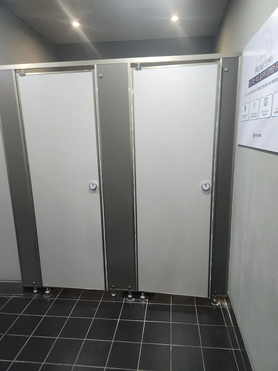 상가화장실큐비클문의 상가 화장실 칸막이 시공 사례를 볼 수 있는 안내 배너 사진