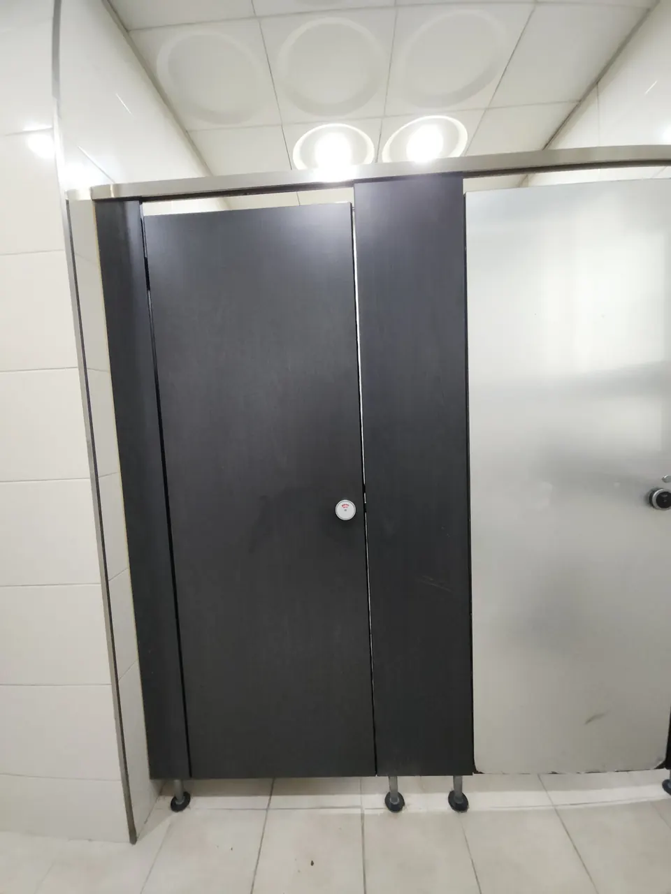 화장실큐비클수리 수리를 마치고 문이 반듯하게 닫힌 칸막이